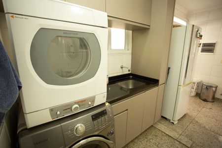 Casa à venda com 360m², 4 quartos e 3 vagas Casa à venda com 360m², 4 quartos e 3 vagasÁrea de Serviço