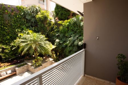 Casa à venda com 360m², 4 quartos e 3 vagas Casa à venda com 360m², 4 quartos e 3 vagasVaranda da Suíte 3