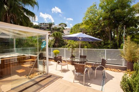 Casa à venda com 360m², 4 quartos e 3 vagas Casa à venda com 360m², 4 quartos e 3 vagasSPA