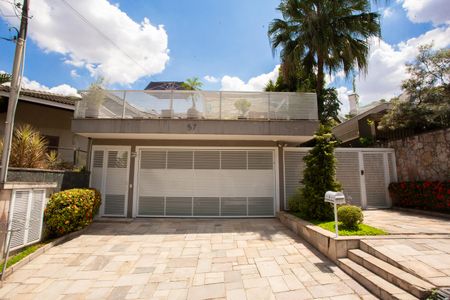 Casa à venda com 360m², 4 quartos e 3 vagas Casa à venda com 360m², 4 quartos e 3 vagasFachada