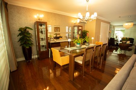 Casa à venda com 360m², 4 quartos e 3 vagas Casa à venda com 360m², 4 quartos e 3 vagasSala de Jantar