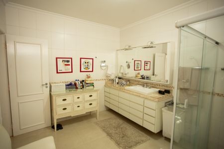 Casa à venda com 360m², 4 quartos e 3 vagas Casa à venda com 360m², 4 quartos e 3 vagasBanheiro da Suíte 1