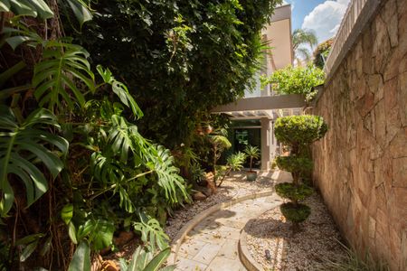 Casa à venda com 360m², 4 quartos e 3 vagas Casa à venda com 360m², 4 quartos e 3 vagasJardim