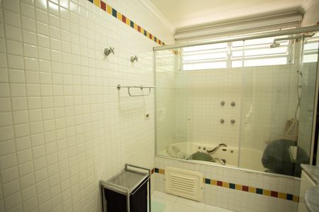 Casa à venda com 360m², 4 quartos e 3 vagas Casa à venda com 360m², 4 quartos e 3 vagasBanheiro da Suíte 2