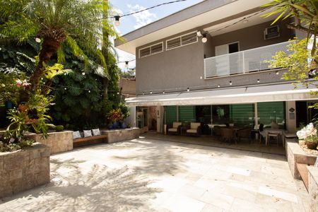 Casa à venda com 360m², 4 quartos e 3 vagas Casa à venda com 360m², 4 quartos e 3 vagasJardim