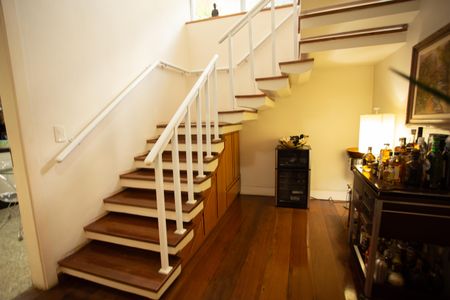 Casa à venda com 360m², 4 quartos e 3 vagas Casa à venda com 360m², 4 quartos e 3 vagasEscada