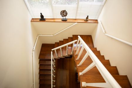 Casa à venda com 360m², 4 quartos e 3 vagas Casa à venda com 360m², 4 quartos e 3 vagasEscada dos Quartos