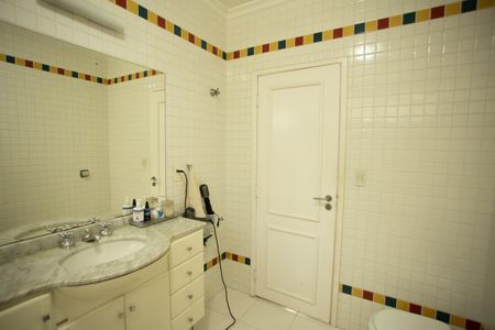 Casa à venda com 360m², 4 quartos e 3 vagas Casa à venda com 360m², 4 quartos e 3 vagasBanheiro da Suíte 2