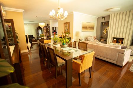 Casa à venda com 360m², 4 quartos e 3 vagas Casa à venda com 360m², 4 quartos e 3 vagasSala de Jantar