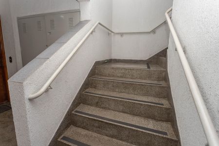 Apartamento à venda com 65m², 2 quartos e 1 vagaEscada do prédio 