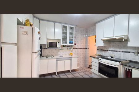 Casa à venda com 241m², 3 quartos e 5 vagasCozinha 