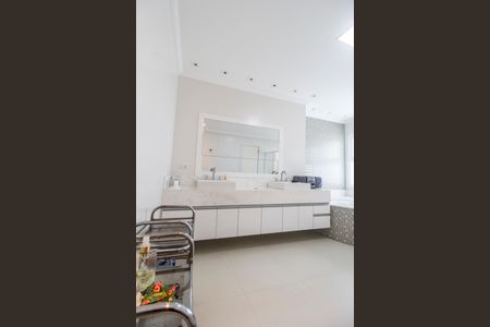 Casa de condomínio para alugar com 672m², 5 quartos e 6 vagasBanheiro da Suíte 1