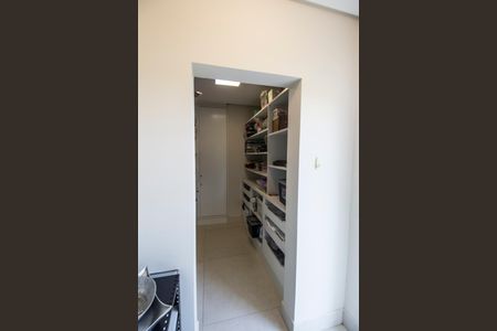 Casa de condomínio para alugar com 672m², 5 quartos e 6 vagasDespensa