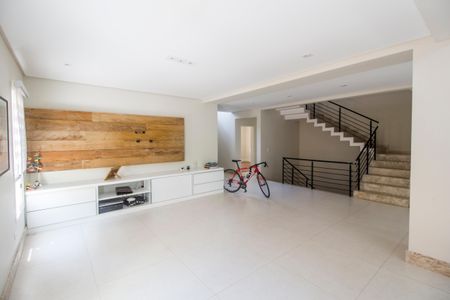 Casa de condomínio para alugar com 672m², 5 quartos e 6 vagasSala de TV