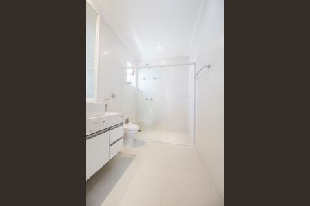 Casa de condomínio para alugar com 672m², 5 quartos e 6 vagasBanheiro da Suíte 3