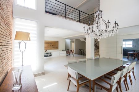 Casa de condomínio para alugar com 672m², 5 quartos e 6 vagasSala de TV