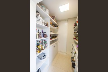 Casa de condomínio para alugar com 672m², 5 quartos e 6 vagasDespensa