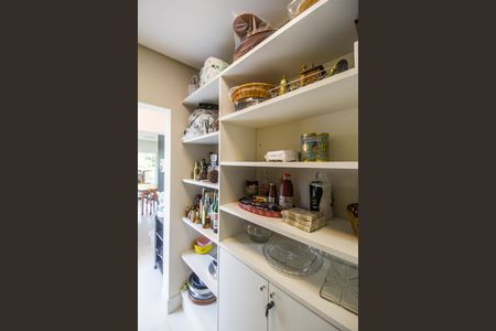 Casa de condomínio para alugar com 672m², 5 quartos e 6 vagasDespensa