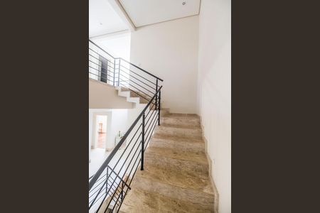 Casa de condomínio para alugar com 672m², 5 quartos e 6 vagasEscada