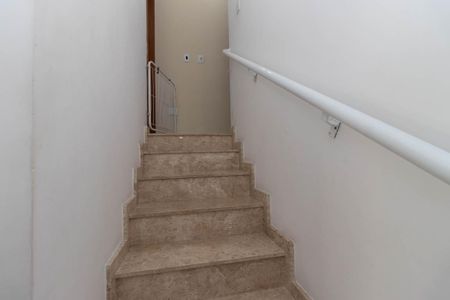 Casa de condomínio à venda com 90m², 3 quartos e 2 vagasEscada