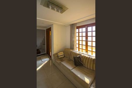 Casa à venda com 245m², 4 quartos e 6 vagasSala