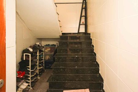 Casa à venda com 245m², 4 quartos e 6 vagasEscada