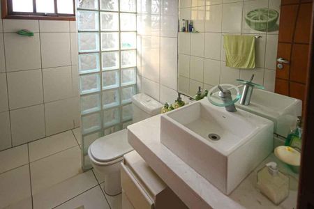 Casa à venda com 245m², 4 quartos e 6 vagasBanheiro Social 1