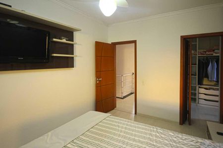 Casa à venda com 245m², 4 quartos e 6 vagasSuíte