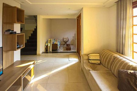 Casa à venda com 245m², 4 quartos e 6 vagasSala