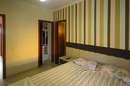 Casa à venda com 245m², 4 quartos e 6 vagasSuíte