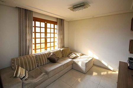 Casa à venda com 245m², 4 quartos e 6 vagasSala