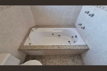 Casa de condomínio à venda com 131m², 3 quartos e 2 vagasBanheiro da suíte