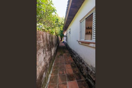 Casa à venda com 200m², 4 quartos e 2 vagas Casa à venda com 200m², 4 quartos e 2 vagasCorredor lateral