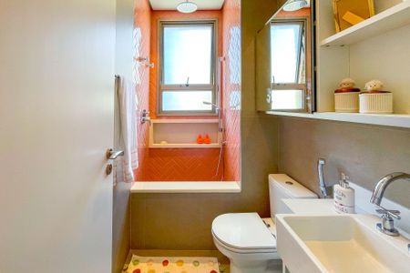 Apartamento à venda com 271m², 3 quartos e 4 vagasBanheiro da Suíte 1