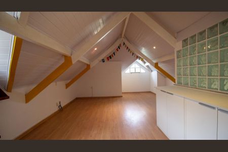 Casa à venda com 251m², 5 quartos e 4 vagasSotão