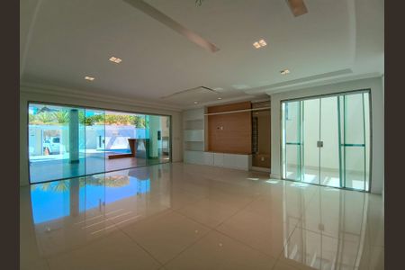 Casa de condomínio à venda com 290m², 5 quartos e 1 vagaSala