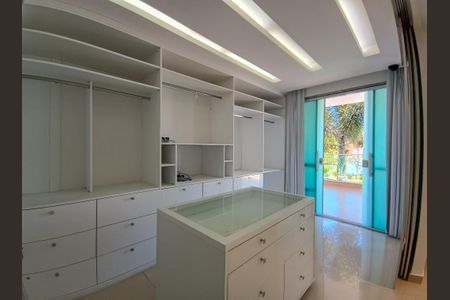 Casa de condomínio à venda com 290m², 5 quartos e 1 vagaCloset da Suíte 2