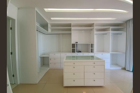 Casa de condomínio à venda com 290m², 5 quartos e 1 vagaCloset da Suíte 2