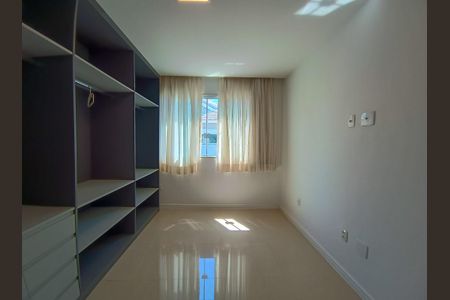 Casa de condomínio à venda com 290m², 5 quartos e 1 vagaSuíte 3