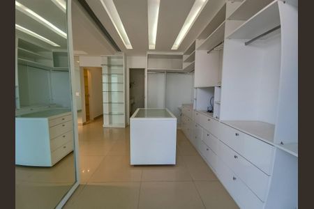 Casa de condomínio à venda com 290m², 5 quartos e 1 vagaCloset da Suíte 2