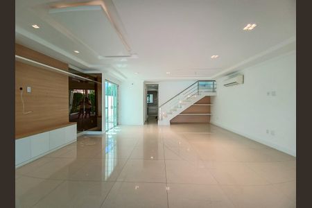 Casa de condomínio à venda com 290m², 5 quartos e 1 vagaSala