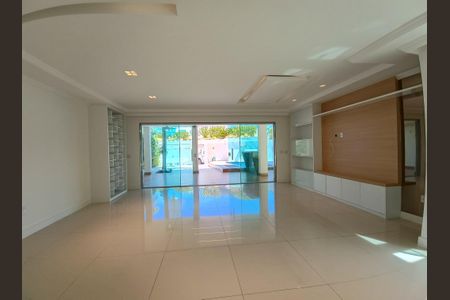 Casa de condomínio à venda com 290m², 5 quartos e 1 vagaSala