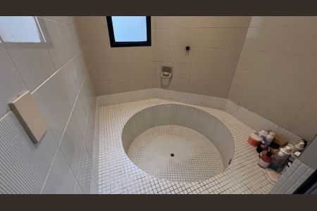 Apartamento à venda com 220m², 3 quartos e 4 vagas Apartamento à venda com 220m², 3 quartos e 4 vagasBanheiro da Suíte 2