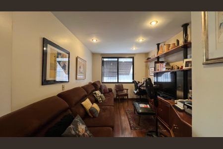 Apartamento à venda com 220m², 3 quartos e 4 vagas Apartamento à venda com 220m², 3 quartos e 4 vagasSala de TV