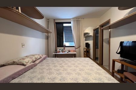 Apartamento à venda com 220m², 3 quartos e 4 vagas Apartamento à venda com 220m², 3 quartos e 4 vagasSuite 1