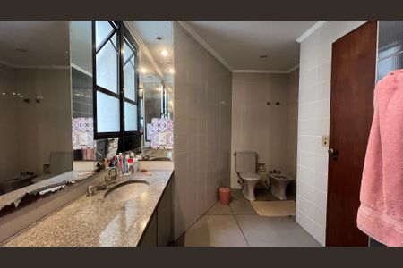 Apartamento à venda com 220m², 3 quartos e 4 vagas Apartamento à venda com 220m², 3 quartos e 4 vagasBanheiro da Suíte 2