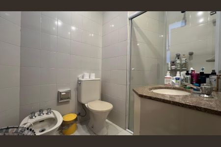 Apartamento à venda com 220m², 3 quartos e 4 vagas Apartamento à venda com 220m², 3 quartos e 4 vagasBanheiro da Suíte 1