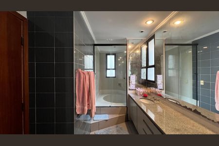 Apartamento à venda com 220m², 3 quartos e 4 vagas Apartamento à venda com 220m², 3 quartos e 4 vagasBanheiro da Suíte 2