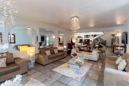 Casa para alugar com 500m², 4 quartos e 4 vagas Casa para alugar com 500m², 4 quartos e 4 vagasSala