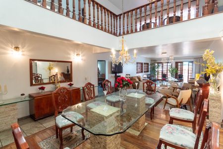 Casa para alugar com 500m², 4 quartos e 4 vagas Casa para alugar com 500m², 4 quartos e 4 vagasSala